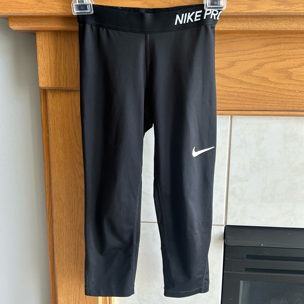 NIKE Girl's PRO COMPRESSION Yoga/Gym/Running Capris-Black 890219-010, Med